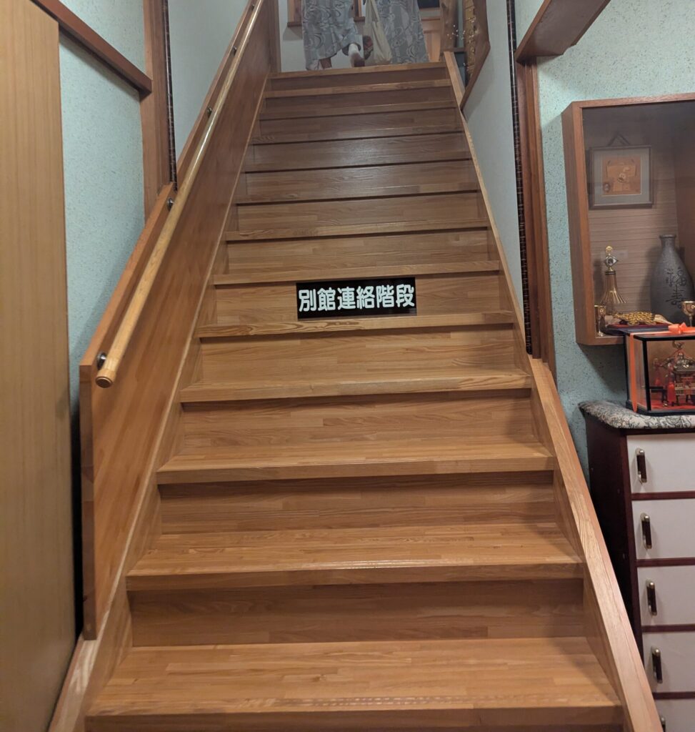 山荘なぎさ　別館連絡階段