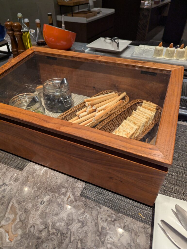ヒルトン東京ベイ エグゼクティブラウンジ カクテルアワー スナック
