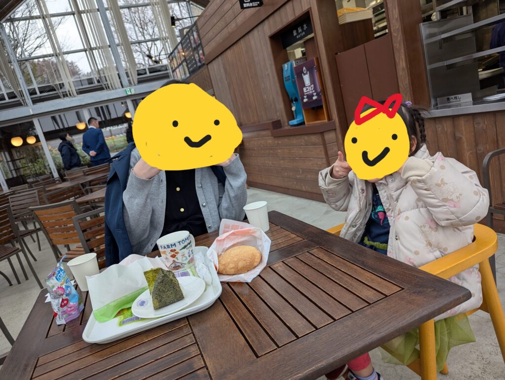 ファーム富田 カフェ 店内